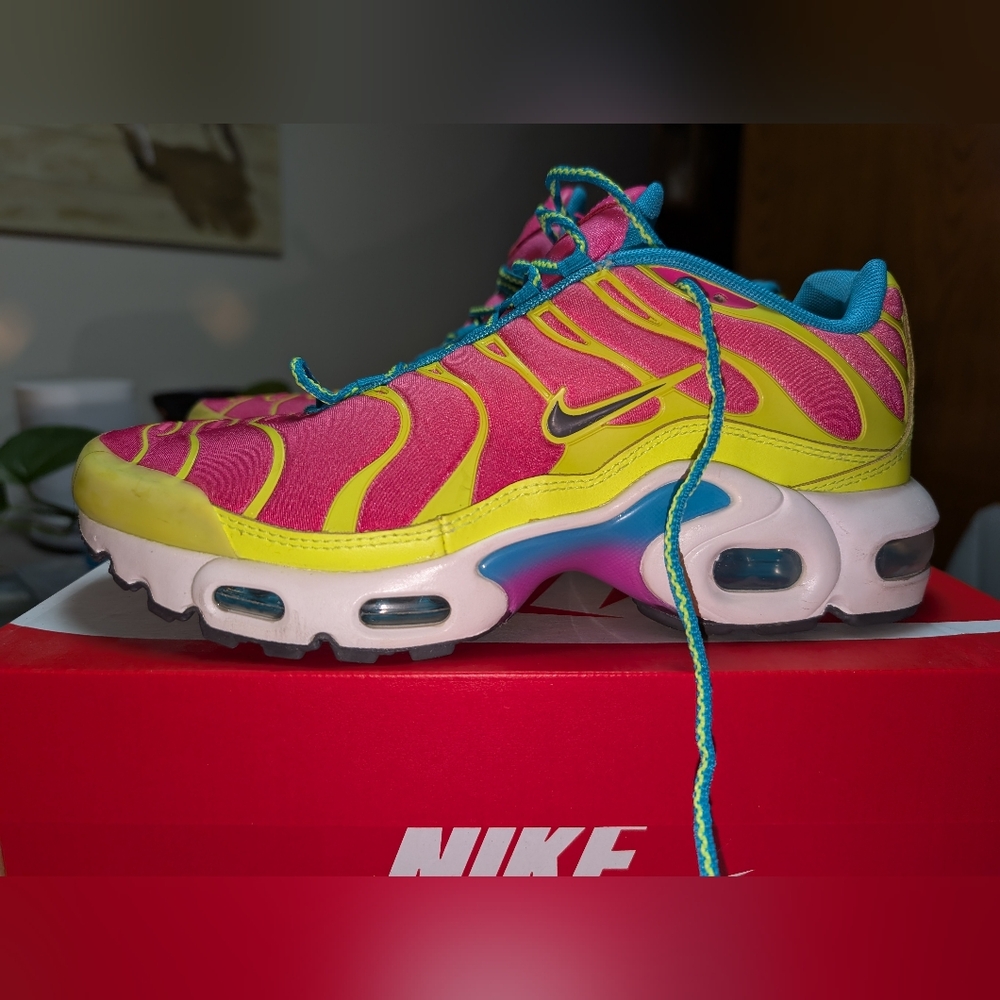 Nike Air Max Plus (GS) in the "Volt Pink Blast" colorway
